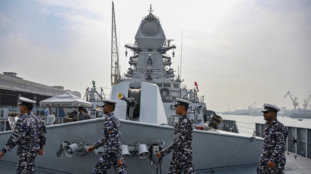 Sur cette photo prise le 22 décembre 2023, des marins marchent sur le pont de l'INS IMPHAL (Yard 12706), le troisième destroyer furtif lance-missiles du Projet 15B, avant sa mise en service dans la marine indienne, au chantier naval de Mumbai.