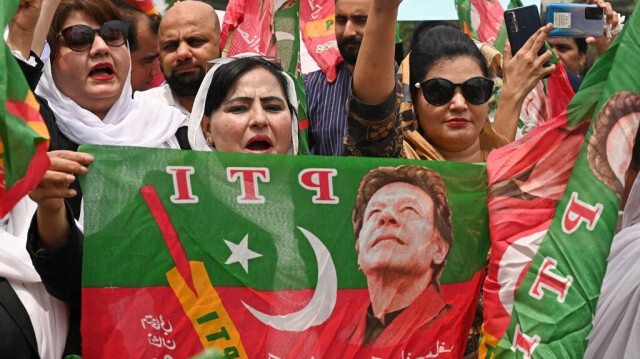 Des avocats soutenant l'ancien Premier ministre pakistanais Imran Khan dénoncent son arrestation lors d'une manifestation devant la Haute Cour de Lahore le 7 août 2023.