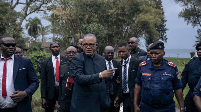 Le ministre congolais de l'Intérieur Peter Kazadi se tient au gouvernorat du Nord-Kivu avant de tenir une conférence de presse en République démocratique du Congo, le 18 septembre 2023.