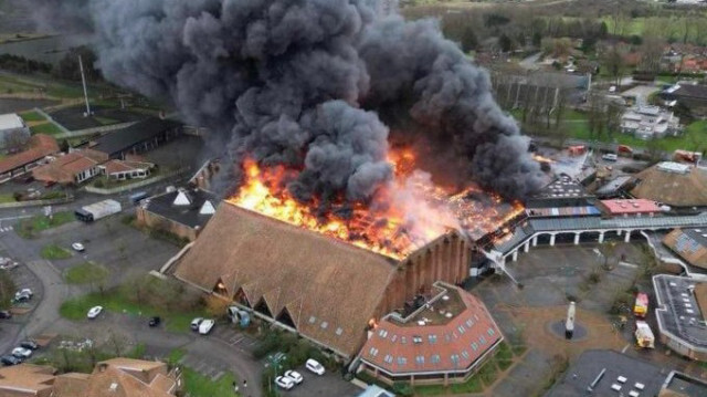 Le complexe sportif Sportica de Gravelines ravagé par un gigantesque incendie.