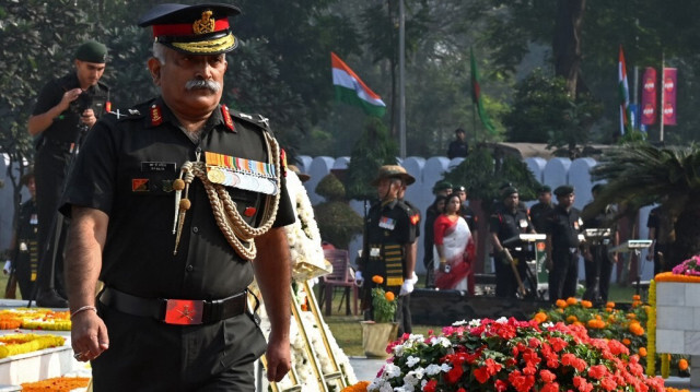 Le Commandant en chef du Commandement de l'Armée indienne dans l'Est, le Général d'Armée Rana Pratap Kalita (2e à gauche), participe à un événement à l'occasion de la "Journée de la Victoire" au quartier général du Commandement de l'Est de l'armée indienne à Fort William, Kolkata, le 16 décembre 2023.