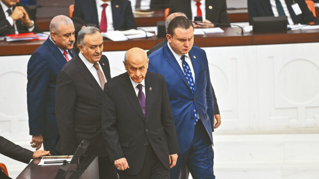 MHP Genel Başkanı Devlet Bahçeli, teröre karşı ortak bildiriye imza koymayan CHP 
ve DEM Parti’yi Meclis’te sıraları boşaltarak protesto etti. 