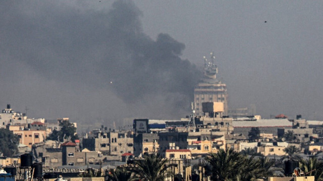 De la fumée s'élève dans le sud de la bande de Gaza lors d'un bombardement israélien, le 26 décembre 2023.