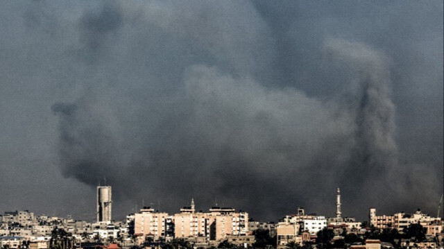 De la fumée s'élève au-dessus de Khan Yunis, dans le sud de la bande de Gaza, lors d'un bombardement israélien, le 26 décembre 2023