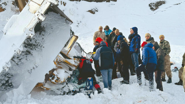 Ağrı' da kar ve tipi nedeniyle kapanan yolu açmağa çalışan iş makinesi uçuruma yuvarlandı.