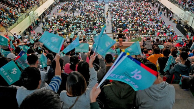 Les partisans de Ko Wen-je, le candidat à la présidence du Parti des gens de Taiwan (TPP), agitent des drapeaux lors d'un rassemblement de campagne à Hsinchu le 23 décembre 2023.