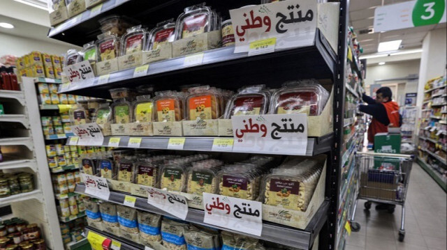 Des étiquettes indiquant en arabe "produit national" sont affichées sur des emballages vendus dans un supermarché en Palestine occupée, le 26 décembre 2023.