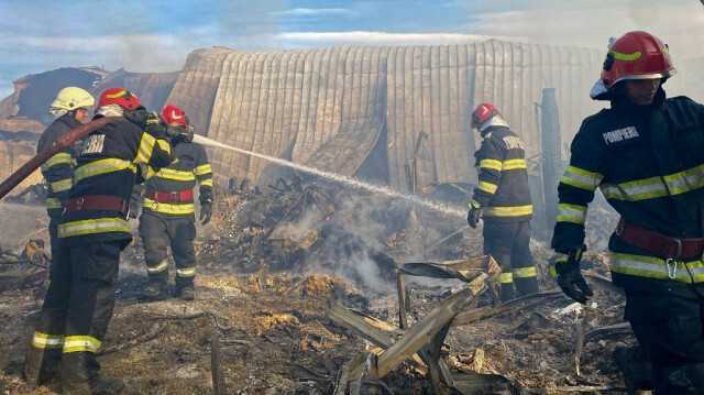 Des pompiers s'efforcent d'éteindre l'incendie qui s'est déclaré sur le site de la pension "Ferma Dacilor" à Tohani, en Roumanie, le 26 décembre 2023.