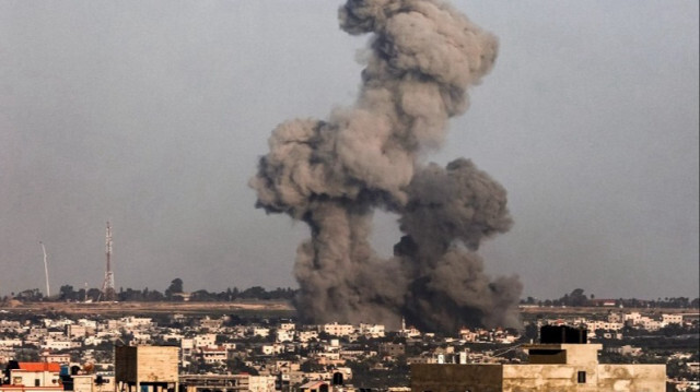 De la fumée s'élève dans le sud de la bande de Gaza, lors d'un bombardement israélien, le 26 décembre 2023,