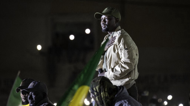 Le chef de file de l'opposition sénégalaise, Ousmane Sonko s'adresse aux partisans lors d'une réunion de l'opposition deux jours avant son procès, à Dakar le 14 mars 2023.