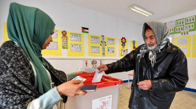 Un électeur vote dans un bureau de vote lors des élections locales de 2023 dans la localité de Mnihla, dans la province d'Ariana, à la périphérie de Tunis, le 24 décembre 2023.