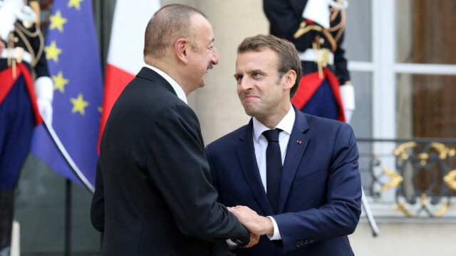 Le président français Emmanuel Macron (à droite) saluant le président de l'Azerbaïdjan, Ilham Aliyev, à l'issue d'une réunion au Palais présidentiel de l'Élysée à Paris le 20 juillet 2018.