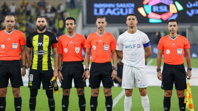 Le joueur portugais d'Al Nassr Cristiano Ronaldo et le footballeur français d'Al Ittihad Karim Benzema, avant le coup d'envoi du match opposant leurs clubs, le 26 décembre 2023.