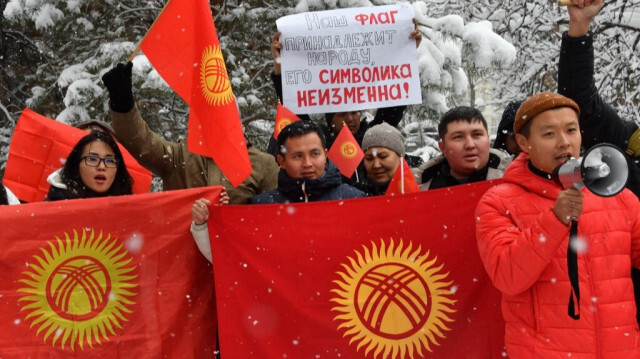 Des manifestants protestent contre le changement du drapeau national du Kirghizistan à Bichkek le 9 décembre 2023.