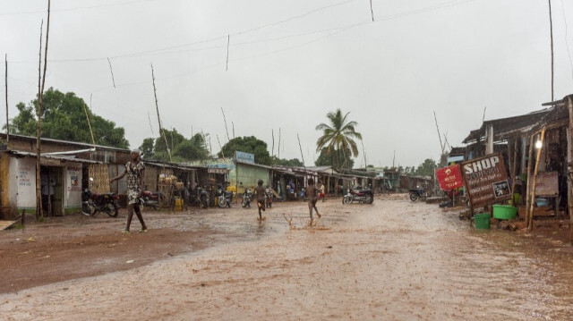 Les gens marchent sous la pluie à la périphérie de Mbuji-Mayi, Lupatapata, en République démocratique du Congo, le 30 avril 2021.