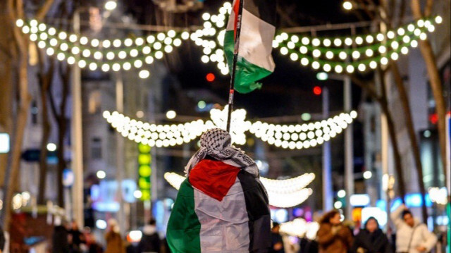 Le drapeau palestinien le long de la célèbre rue commerçante Mariahilfer de Vienne, en  Autiche, le 21 décembre 2023.