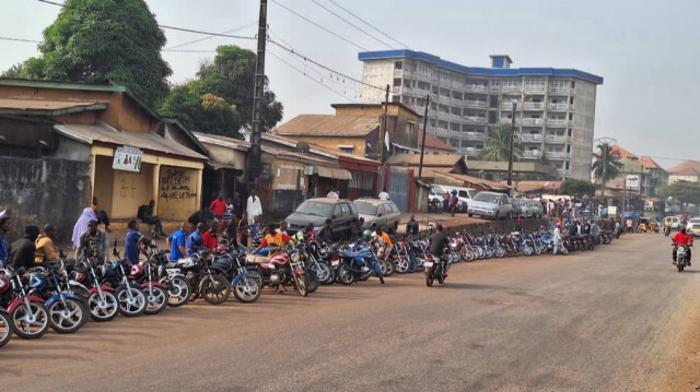 Des centaines de motocyclettes attendent leur tour pour pouvoir se servir en carburant sur la route Le Prince, A Conakry, le 26 décembre 2023. 