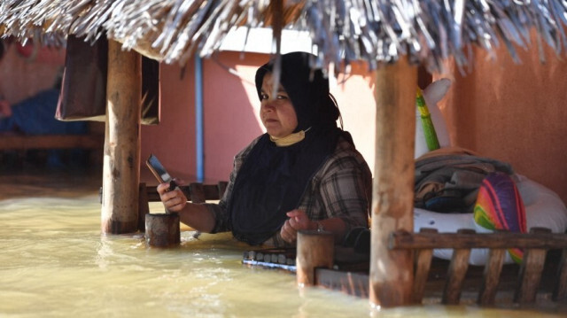 Une habitante de la région sinistrée dans les eaux de crue après de fortes pluies, au marché de Muno dans le district de Sungai Kolok, dans la province méridionale thaïlandaise de Narathiwat, le 20 décembre 2021.