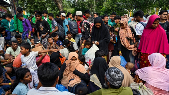 Des réfugiés rohingyas se rassemblent devant un bâtiment gouvernemental après que des étudiants universitaires les ont contraints à déménager d'une installation gouvernementale précédente, à Banda Aceh le 27 décembre 2023.