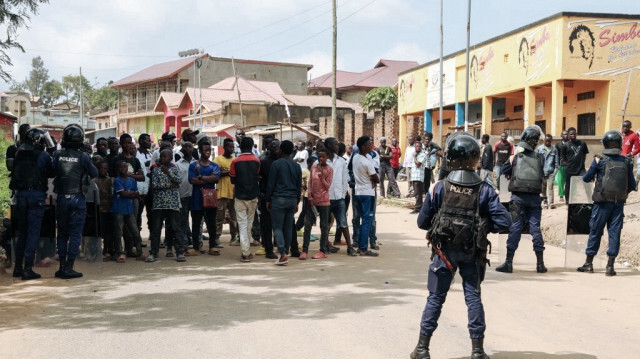 Les manifestants se sont rassemblés après des affrontements avec la police suite au saccage d'un bureau de vote où ils ont été empêchés de voter, à Bunia dans la province de l'Ituri, le 20 décembre 2023.