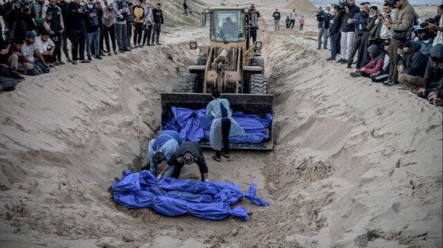 Des corps de palestiniens tués par les forces israéliennes à Gaza, le 26 décembre 2023.