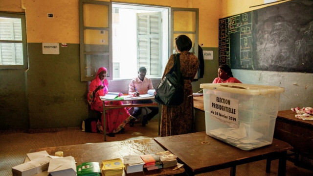 Une femme vote pour l'élection présidentielle du Sénégal dans un bureau de vote de Plateau, à Dakar, le 24 février 2019 à Dakar.