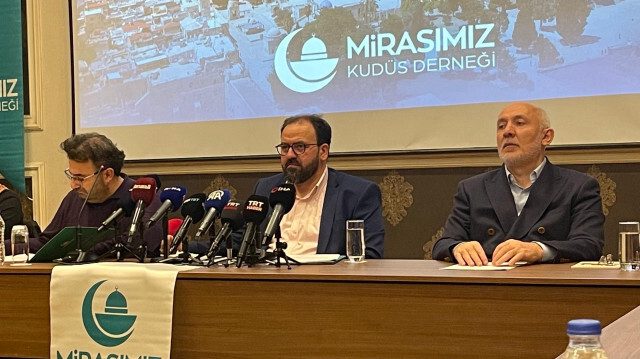 Les membres du Bureau Exécutif de l'Association "Mirasimimiz Kudüs", présentent le "Rapport sur Jérusalem 2023" à Istanbul, en Türkiye, le 27 decembre 2023. 