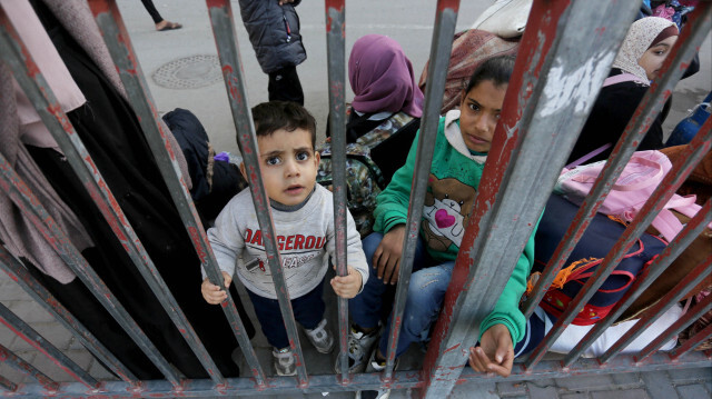 Des familles Palestiniennes quittent leur lieu de résidence situé dans le camp de Bureij pour trouver un refuge plus "sûr" à Deir al Balah, dans le centre de Gaza, le 26 décembre 2023.