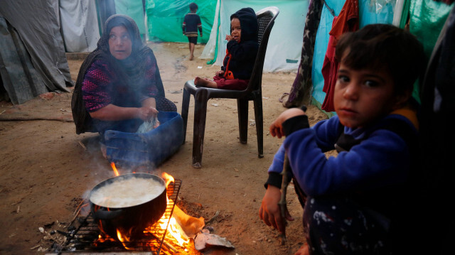 Gazze'de İsrail saldırıları altında zor şartlarda karınlarını doyurmaya çalışan Filistinliler.