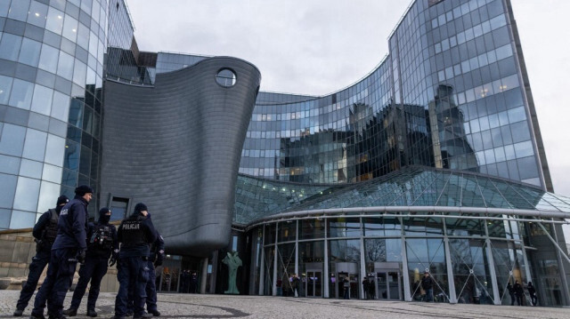 Des officiers de police devant le siège de la télévision publique polonaise à Varsovie, le 20 décembre 2023.