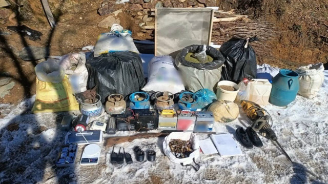 452 kilogrammes de cannabis et des munitions ont été trouvés dans deux abris à Diyarbakir en Turkiye, le 28 décembre 2023.