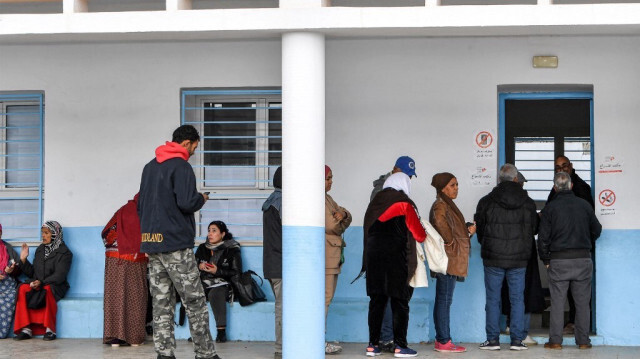 Les électeurs font la queue devant un bureau de vote lors des élections locales de 2023 dans la localité de Mnihla, dans la province d'Ariana, à la périphérie de Tunis, le 24 décembre 2023.