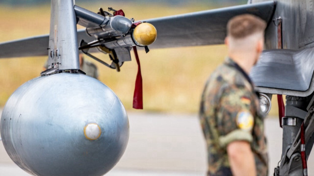 Un soldat des forces armées allemandes (Bundeswehr) près d'une installation IRIS-T fixé au-dessus du réservoir de l'avion allemand ECR Tornado, à la base aérienne militaire de Jagel, dans le sud de l'Allemagne, lors de l'exercice Air Defender 2023, le 16 juin 2023.