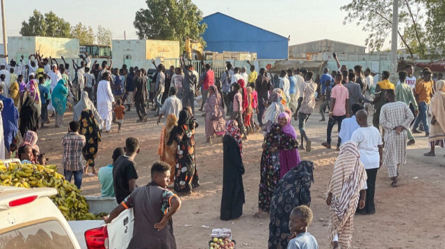Les gens se rassemblent pour soutenir l'armée soudanaise à Wad Madani le 17 décembre 2023, au milieu de la guerre en cours contre les forces paramilitaires de soutien rapide (RSF).