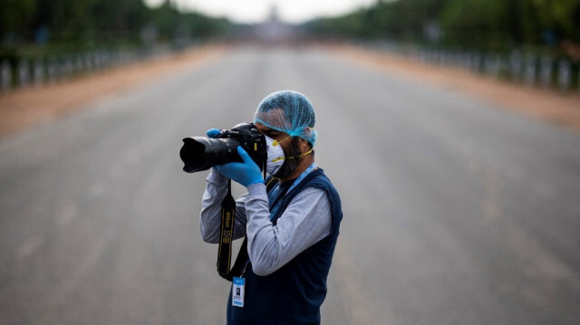 Le photographe de l'Agence France-Presse (AFP), Sajjad Hussain, travaille près de la Porte de l'Inde lors d'un confinement national imposé par le gouvernement en tant que mesure préventive contre la propagation du coronavirus COVID-19 à New Delhi le 9 avril 2020.