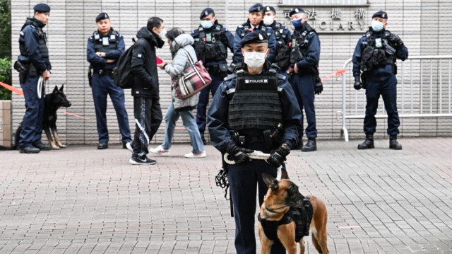 Des policiers montent la garde à l'extérieur du tribunal de West Kowloon en prévision du procès du magnat des médias pro-démocratie Jimmy Lai à Hong Kong le 22 décembre 2023.