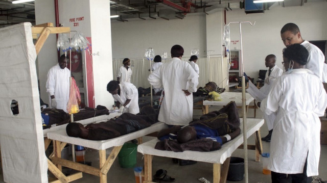 Les médecins s'occupent des patients atteints de choléra au stade Heroes, temporairement transformé en hôpital à Lusaka, en Zambie.