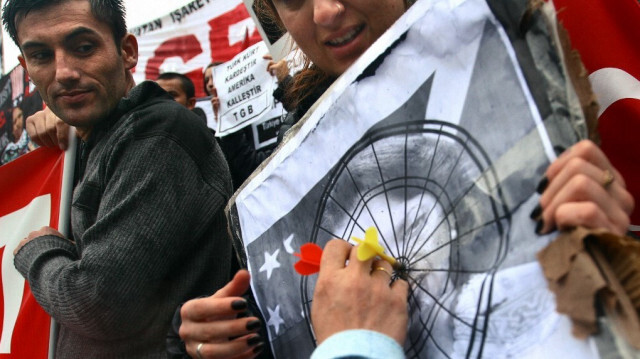 Un manifestant turc retire des fléchettes d'un portrait de la secrétaire d'État américaine Condoleezza Rice lors d'une manifestation contre les États-Unis et le Parti des travailleurs du Kurdistan (PKK) dans le centre d'Istanbul, le 2 novembre 2007.