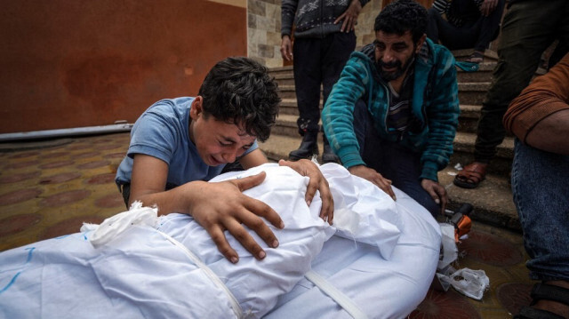 Un jeune palestinien pleure sur le corps d'un parent tué lors d'une frappe israélienne sur l'hôpital Nasser de Khan Younès, dans le sud de la Bande de Gaza, le 28 décembre 2023.