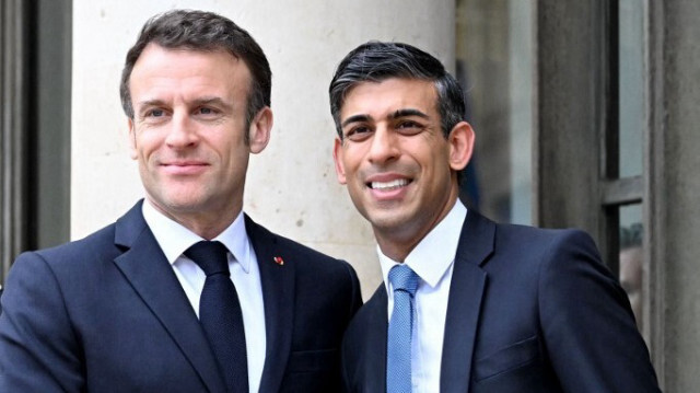 Le président français Emmanuel Macron serre la main du Premier ministre britannique Rishi Sunak à son arrivée pour une réunion à l'occasion du 36e sommet bilatéral franco-britannique au palais de l'Élysée, le 10 mars 2023.