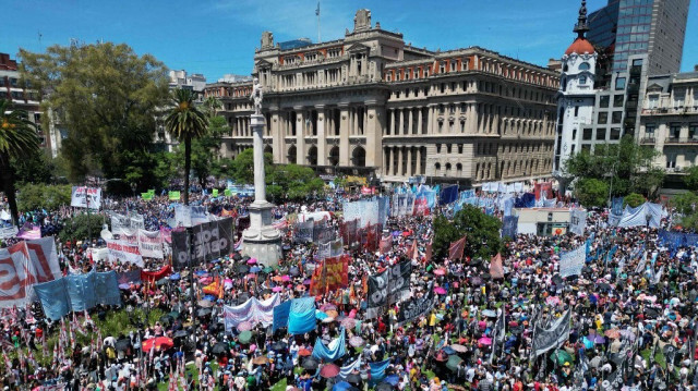 Des membres de syndicats protestent contre le décret d'urgence du président Javier Milei lors d'une manifestation organisée par le syndicat argentin (CGT) devant le palais de justice de Buenos Aires, en Argentine, le 27 décembre 2023.