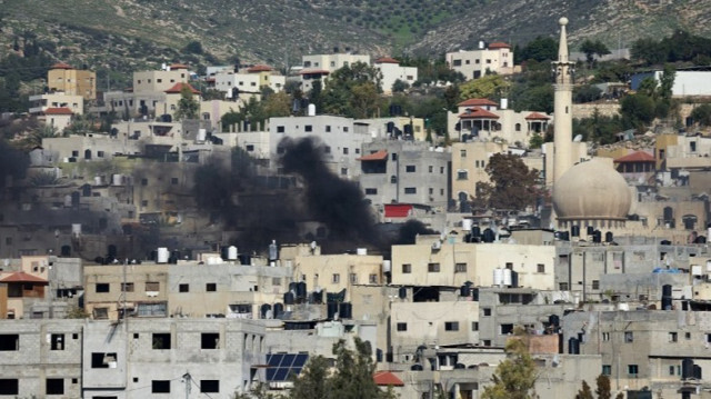 De la fumée s'élève du camp de réfugiés palestiniens d'Al-Fara, en Palestine occupée, lors d'un raid de l'armée israélienne, le 29 décembre 2023.