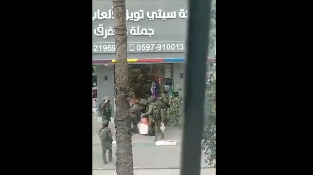 L'armée d'occupation vandalise un magasin de jouets à Hébron en Palestine occupée, le 29 décembre 2023.