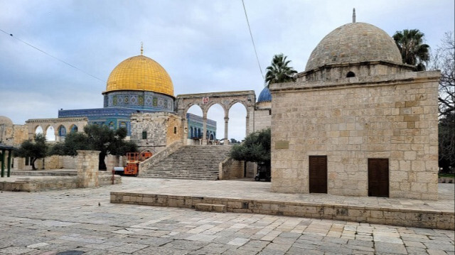 La mosquée Al-Aqsa et sa cour sont vides avant la prière du vendredi alors que les forces israéliennes continuent d'imposer des restrictions aux Palestiniens à Jérusalem-Est le 29 décembre 2023.