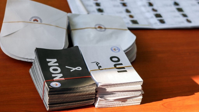 Les bulletins de vote sont vus lors du référendum constitutionnel dans un bureau de vote de N'Djamena, le 17 décembre 2023.