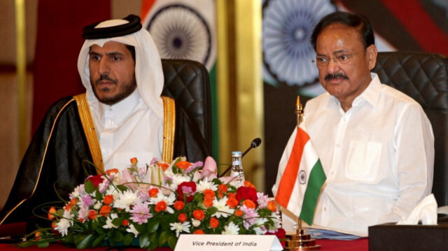 Le ministre du Commerce et de l'Industrie du Qatar, Mohammed Bin Hamad Bin Qassim al-Abdullah al-Thani (à gauche), et le vice-président de l'Inde, Venkaiah Naidu, participent à un forum économique à Doha le 5 juin 2022.