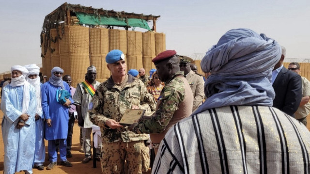 Le dernier commandant des forces armées allemandes de la Bundeswehr au Mali (MINUSMA), Heiko Bohnsack, assiste à la cérémonie de remise aux représentants du gouvernement malien du camp de Castors à Gao, au Mali le 12 décembre 2023.