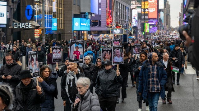 Plus d'un millier de personnes ont participé à une marche silencieuse pour manifester  contre la mort de Palestiniens à Gaza, dans le centre de Manhattan, à New York, le 28 décembre 2023.