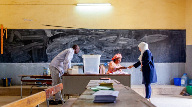 Une femme vote pour l'élection présidentielle du Sénégal dans un bureau de vote de Dakar, le 24 février 2019 à Dakar.