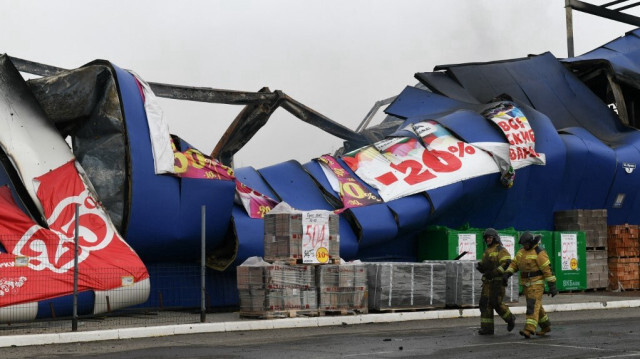 Des secouristes devant un centre commercial détruit par une frappe de missile, à Horlivka, en Ukraine, le 25 décembre 2023.